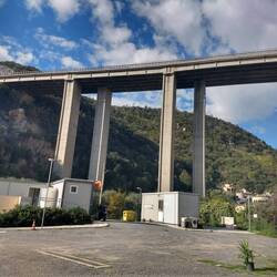 Autobahnbrücke unterhalb ist der Stellplatz