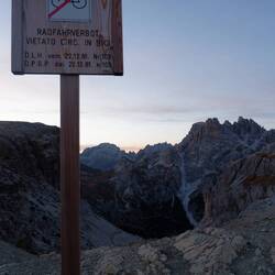 Bitte wie soll man mit dem Rad überhaupt erst einmal zu diesem Schild kommen?