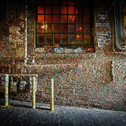 This wall is made of gum. Yum! / Diese Mauer besteht aus Kaugummi. Lecker!