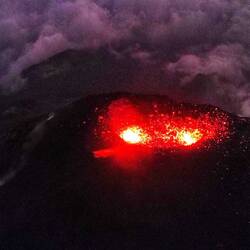 Die beiden Krater des El Fuego (Drohnenaufnahme)