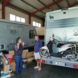 Dino in der Werkstatt. Er ist Halbgrieche und hat den Typen auch nur zur Hälfte verstanden