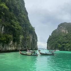 Pileh Lagoon. Too many boats. 😢