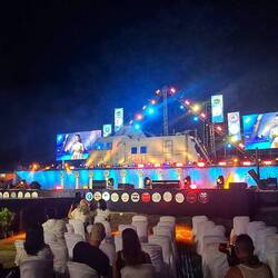 Bühne Festival mit dem Polizeiboot im Hintergrund