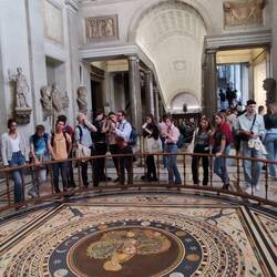 Bodenbild aus Mosaiksteichen gefertigt