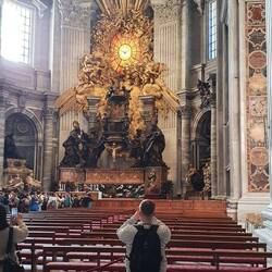 Altar der Cathedra Petri in der Apsis