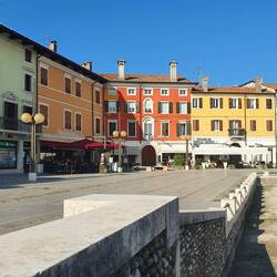 Bunte Häuser rund um den Piazza Grande