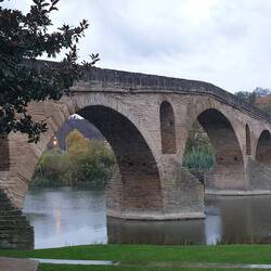 Historische Brücke im Zielort