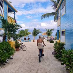 Wir erkunden Caye Caulker und die bunt zusammengeschusterten Hütten mit Rädern