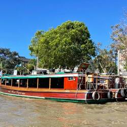 grosses Ausflugsschiff...nicht das unsere