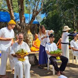 Diese 3 Herren werden zu Mönchen. Shaving ceremony