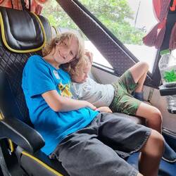 Onderweg naar de jungle. Met een bus, dat hadden we nog niet gehad.