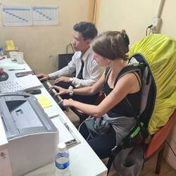 Das Ticket mussten wir selber buchen. Englisch? Fehlanzeige