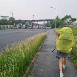Unser Marsch zum Office. Hier verlassen wir laufend das Airportgelände🙈