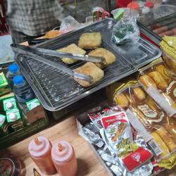 Diese Teile habe ich probier. Reis mit iwas. Nicht so lecker 😖