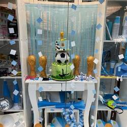 In allen Schaufenstern lässt die Fussball-WM in Katar grüssen.