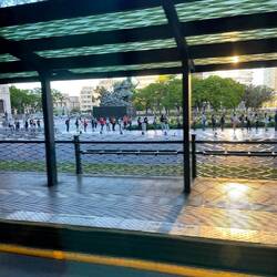 Schlange stehen an der Bushaltestelle