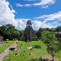 Blick auf Tempel 1 in Tikal