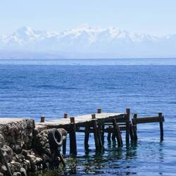 Steg auf der Isla del Sol mit Blick auf die Anden