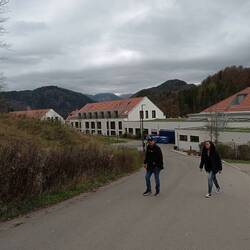 RAGA VI PREGO COME MI STAVA GUARDANDO. E la sua tipa che lo guarda malissimo