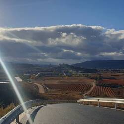 Blick voraus auf Navarrete zwischen jeder Menge Straßen