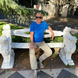 Ganz spezielle Sitzbänke auf dem Boulevard Orono.