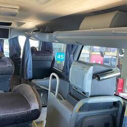 Sitzreihen mit Vorhängen