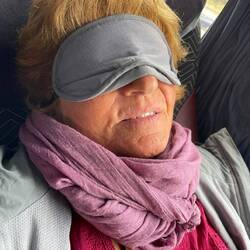 Regine ist froh um ihre Schlafmaske.