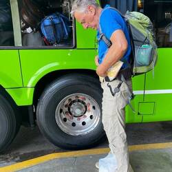 Martin verstaut seinen Bauchbeutel.