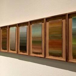 Unterschiedliche Farben des Flusses zu verschiedenen Jahres- und Tageszeiten