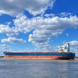 Dem Frachter könnte man auch mal eine Entrostungsaktion gönnen.