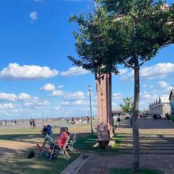 Belebte Uferpromenade am Nationalfeiertag