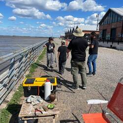 Kleine Fische landen nach dem Foto wieder im Wasser.