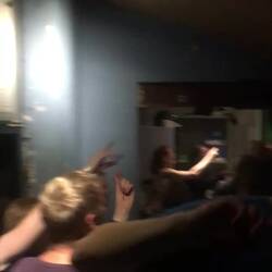 Der Raum ist nicht so niedrig wie es aussieht: es stehen nur alle auf dem Bänken😂