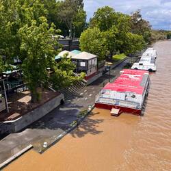 Hier sieht man den hohen Stand des Yarra Rivers ganz gut