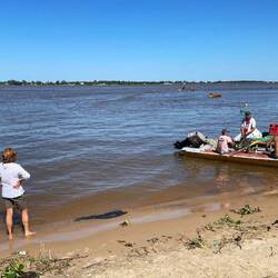 Regine testet die Wassertemperatur.