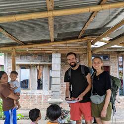 Wir haben Schreibsachen mitgebracht, die wir den Kindern im Bergdorf und im Tal schenken.