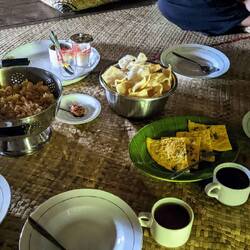 Frühstück - außer uns hat noch ein deutsches Pärchen heute die Nacht hier oben verbracht