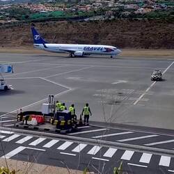 A... naviguje ho k nám ženská na podpatcích!