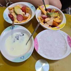 Der Nachtisch. Man zerstoße Eis mit den Früchten und hat eine leckere Matschepampe