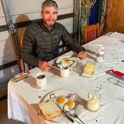 Dejeuner dans le garage d'une trail angel, au sec!