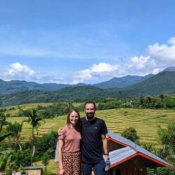 Im Hintergrund sieht man Reisterrassen