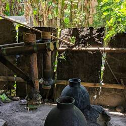 In diesen Öfen wird die Maische gekocht und das Destillat über die Bambusvorrichtung separiert