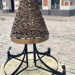 Albero di Natale e targa