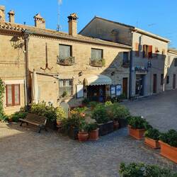 Der Dorfplatz in Fiorenzola di Focara