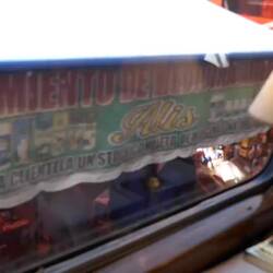 Fahrt mitten durch einen Markt - enger gehts nimmer...