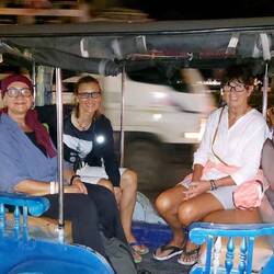 rein ins Getümmel mit dem Tuk-Tuk für umgerechnet 1 € pro Fahrt (nicht pro Person)