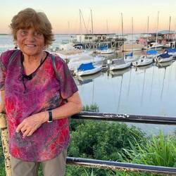 teure Flussrestaurants im Hintergrund