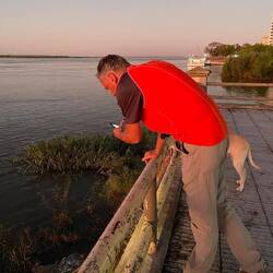 Ein Mann sucht seine Scheckkarte; Martin leuchtet mit dem Handy. Nicht gefunden!
