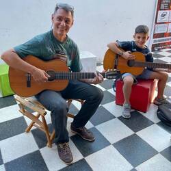 Gitarren-Lehrer mit seinem Schüler im Chamame-Museum