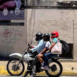 Alle fahren hier zu dritt auf dem Motorrad.